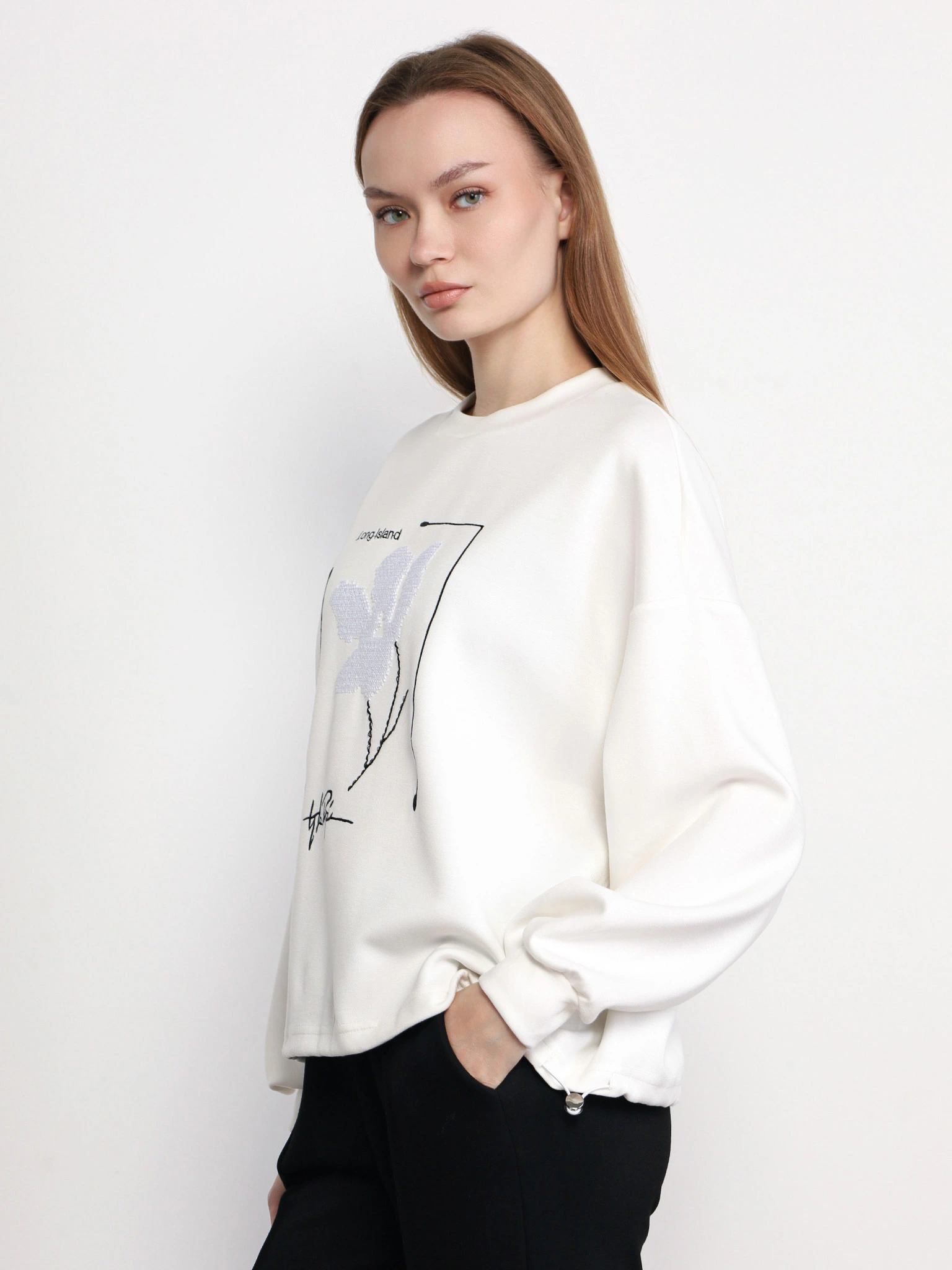 Свитшот белого цвета свободного кроя с декоративной вышивкой